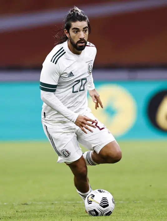 Gelandang Meksiko Rodolfo Pizarro menggiring bola selama pertandingan melawan Belanda pada laga persahabatan di Johan Cruyff Arena di Amsterdam (7/10/2020). Meksiko menang 1-0 atas Belanda. (AFP/ANP/Maurice Van Steen)