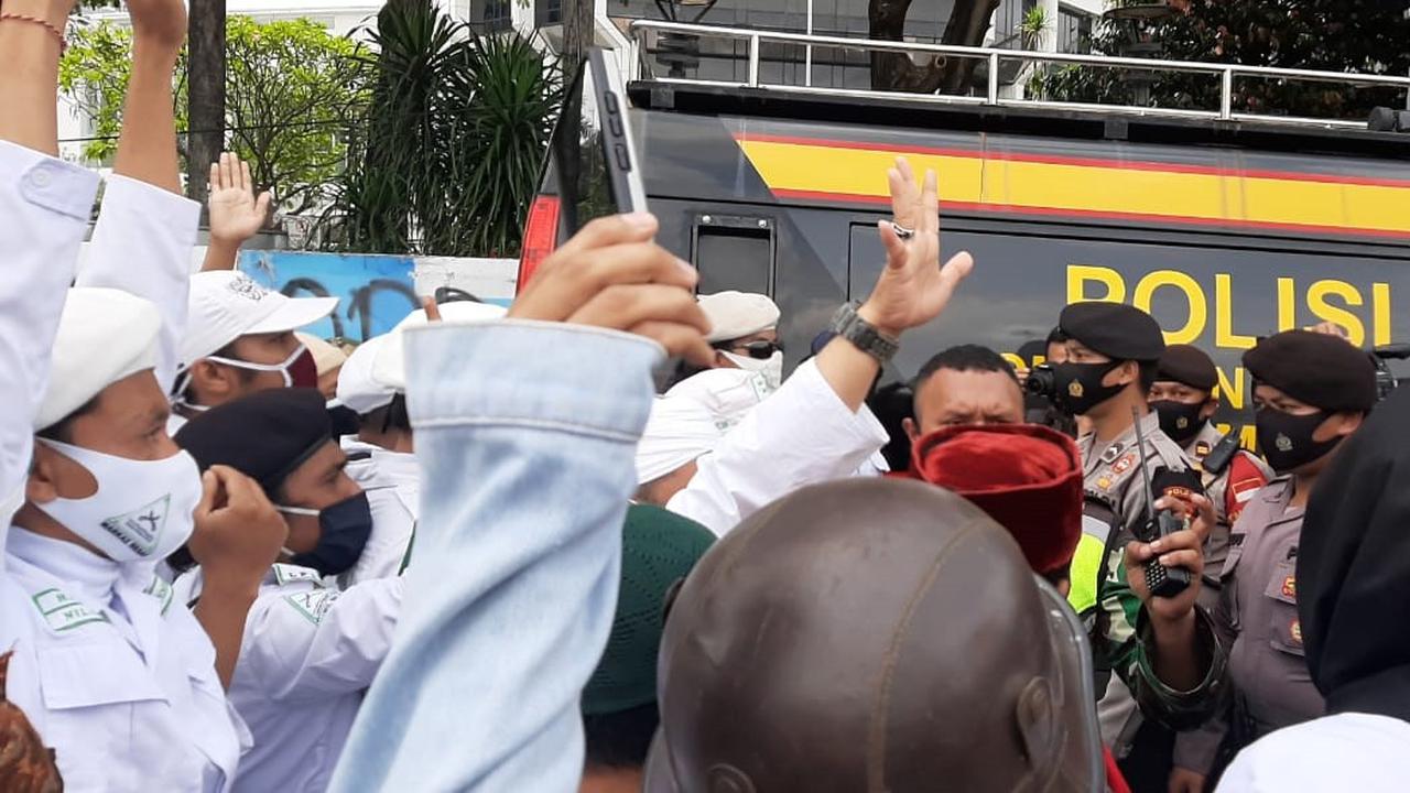 Massa Aksi 1812 Sudah Berkumpul Untuk Menyampaikan Aspirasi Membebaskan Pimpinan FPI Rizieq Shihab.
