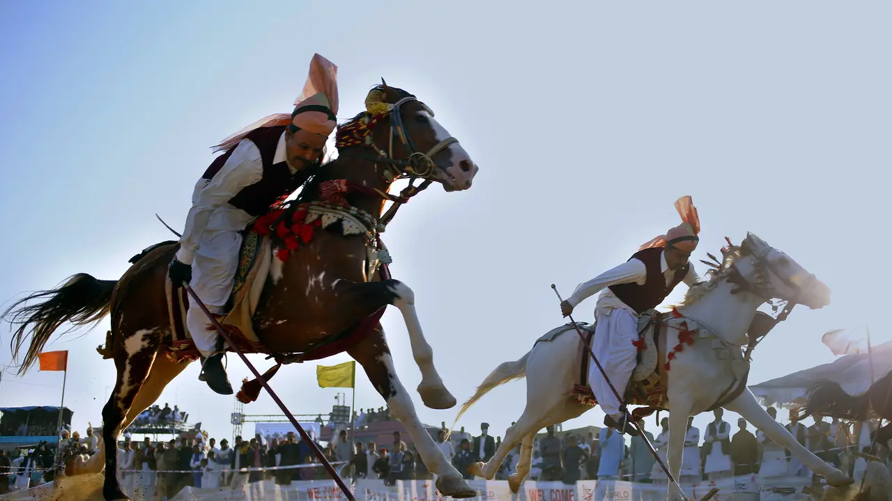 Melihat Kompetisi Pancang Tenda di Pakistan