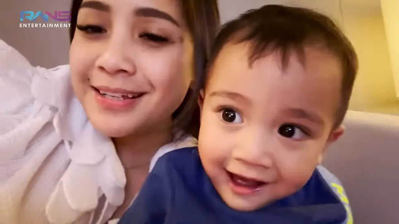 Nagita Slavina dan Rayyanza. (Foto: YouTube Rans Entertainment)
