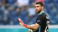 David De Gea memang sudah ditendang dari posisi kiper utama Tim Matador sejak kualifikasi Euro 2020 lalu. Posisinya digantikan kiper Athletic Bilbao yang masih berusia 24 tahun, Unai Simon. (AFP/Pool/Kirill Kudryavtsev)