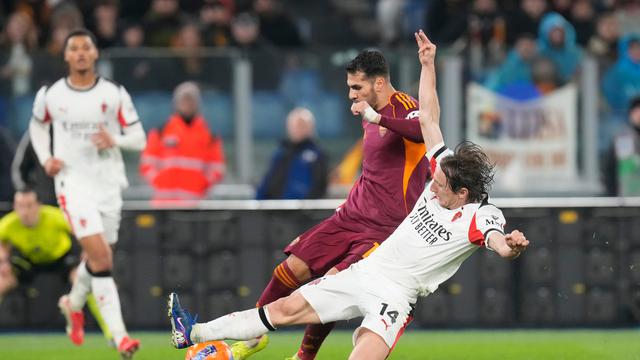 Gelandang AC Milan Luka Modric berusaha merebut bola dari bek AS Roma Zeki Celik di pekan ke-22 Liga Italia 2025/2026 di Olimpico, Senin (26/01/2026).