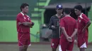 Pelatih Arema Cronus, Joko Susilo berdiskusi dengan asisten pelatih saat mengikuti latihan jelang leg kedua perempat final Piala Presiden 2015 melawan Bali United di Stadion Gajayana, Malang, Senin (21/9/2015). (Bola.com/Vitalis Yogi Trisna)