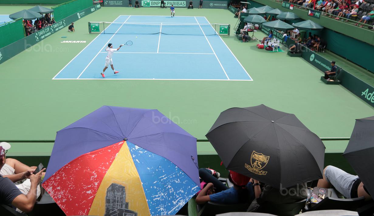 David Agung Susanto  mengembalikan bola kearah petenis Filipina, Alberto Lim pada Piala Davis 2018 grup dua Asia/Oceania di Senayan, Jakarta, Sabtu (4/2/2018). Alberto menang 6-3, 6-4. (Bola.com/Nick Hanoatubun)