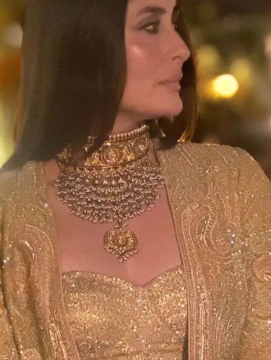 Strapless dress dan blazer dengan detail full embroidery emas yang elegan di tubuh Kareena Kapoor. [@rheakapoor]