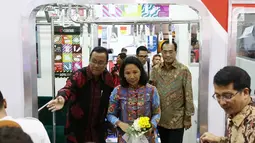 Menteri BUMN Rini Sumarno  bersama Menteri Perhubungan Budi Karya dan Dirut PT KAI, Edi Sukmoro membuka acara KAI Travel Fair 2017 di JCC, Senayan, Jakarta, Sabtu (29/7). Pameran ini berlangsung dua hari, 29-30 Juli 2017. (Liputan6.com/Angga Yuniar)