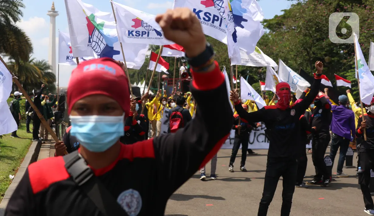 Buruh dari berbagai aliansi menggelar aksi memperingati Hari Buruh Internasional atau May Day di Jakarta, Sabtu (1/5/2021). Dalam aksinya mereka meminta pemerintah untuk mencabut Omnibus Law dan memberlakukan upah minimum sektoral (UMSK) 2021. (Liputan6.com/Angga Yuniar)