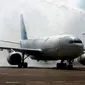 Pesawat Garuda Indonesia Airbus 330-200 yang didatangkan dari Toulouse, Perancis, disambut dengan semprotan air setibanya di Hanggar Garuda Maintenance Facility, Tangerang, Banten. (Antara)