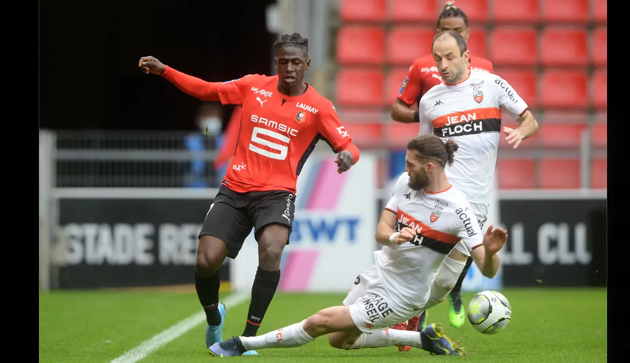 Loum Tchaouna (kiri) menjadi satu di antara sosok penting yang ikut mengantarkan Timnas Prancis U-20 meraih tiket ke putaran final Piala Dunia U-20 2023. Pemain muda yang bermain untuk Rennes itu sukses menjadi pencetak gol terbanyak di UEFA Cup U-19 2022 yang berlangsung di Slovakia. Sepanjang turnamen, ia sukses mencetak empat gol. (AFP/Jean-Francois Monier)