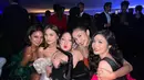 Febby Rastanty berpose bersama teman-temannya saat menghadiri acara after party gala premier film The Rings of Power di Flower Dome, Singapura. (Instagram/febbyrastanty)