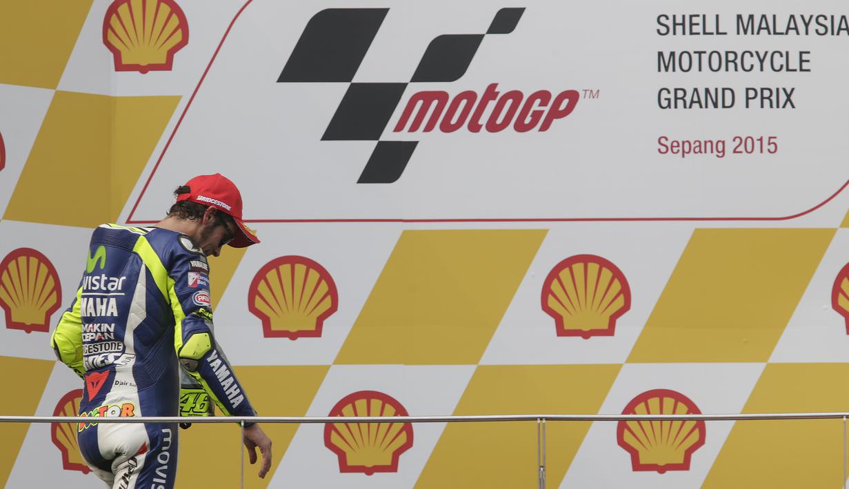 Pembalap MotoGP asal Italia Valentino Rossi berjalan tertunduk saat menuju podium Malaysian Motorcycling Grand Prix diSepang International Circuit, Malaysia, Minggu (25/10/2015.  (EPA / Fazry Ismail)