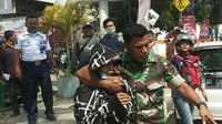 Kopda Emanuel Maresyembun, anggota TNI yang melerai tawuran pelajar SMA di Kendari, Jumat (6/12/2019).(Liputan6.com/Ahmad Akbar Fua)