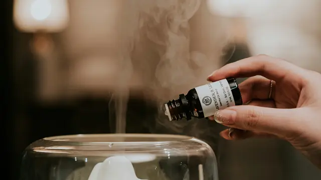 Minyak Esensial untuk Aromaterapi