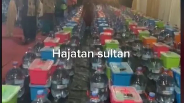 Hajatan Sultan di Bojonegoro, Tamu Dapat Galon Air Mineral dan Kontainer Makanan