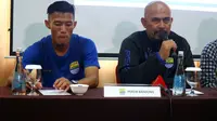 Herrie Setyawan (kanan) memberi keterangan jelang Persib menghadapi Arema FC di Stadion GBLA, Minggu (18/3/2018) (Liputan6.com/Kukuh Saokani)