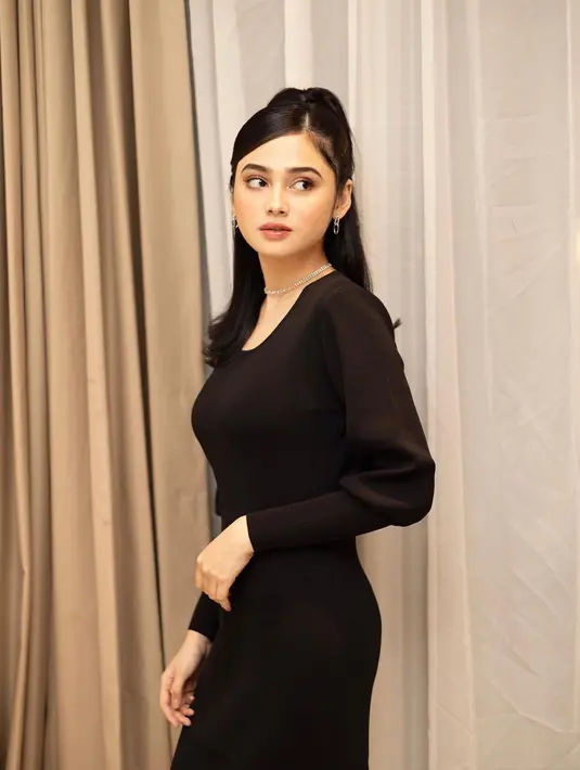 Syifa Hadju menata rambut gelapnya dengan high half ponytail yang tampak serasi dengan outfitnya [@syifahadju]