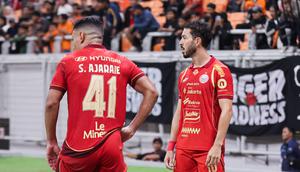 Jean Mota dan Alaeddine Ajaraie sedang berdiskusi untuk mengambil tendangan sudat ketika Persija Jakarta melawan PSM Makassar pada pertandingan pekan ke-22 BRI Super League 2025/2026 yang berlangsung di Jakarta International Stadium (JIS), Jumat (20/2/2026) malam WIB. (Bola.com/Abdul Aziz)