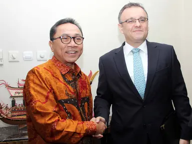Ketua MPR Zulkifli Hasan menerima Duta Besar Slovakia untuk Indonesia YM Michal Slivovic di ruang Pimpinan MPR, Senayan, Jakarta , Rabu (1/4/2015). Pertemuan tersebut membahas kerja sama bilateral antara Indonesia dan Slovakia. (Liputan6.com/Helmi Afandi)