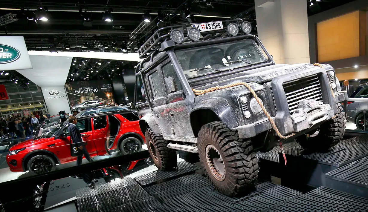 Mobil Land Rover Defender saat diperkenalkan sebagai salah satu mobil yang digunakan dalam film James Bond terbaru ‘Spectre’ di Frankfurt Motor Show (IAA) 2015, Jerman (16/9/2015). (Reuters/ Odd Andersen)