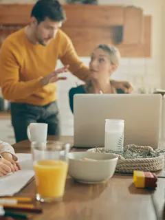 Kebiasaan menabung rutin dan strategi pemilihan instrumen keuangan yang tepat dapat membantu membangun fondasi finansial yang kuat bagi pendidikan anak. Banyak pilihan yang bisa disesuaikan dengan jangka waktu dan tujuan setiap keluarga. (foto/dok: freepik/Drazen Zigic)