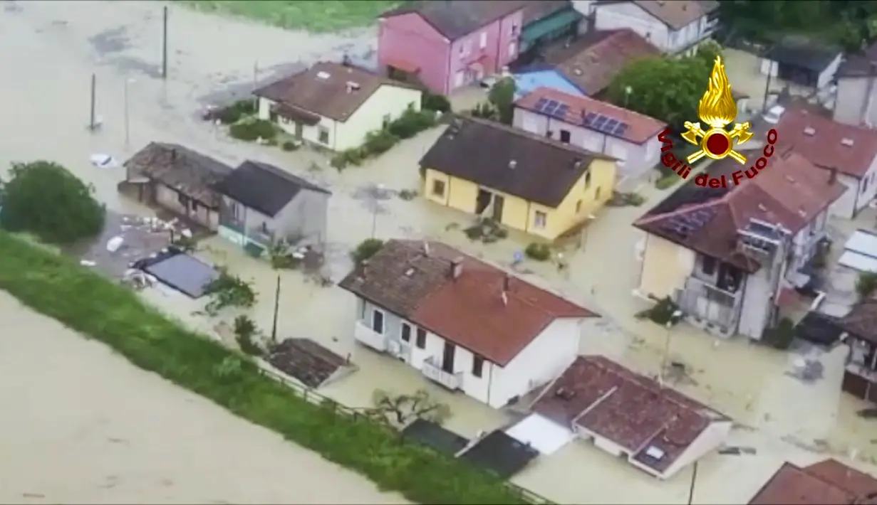 Foto udara menunjukkan petugas pemadam kebakaran menunjukkan rumah-rumah yang terendam banjir di Cesena, di wilayah Emilia Romagna, Italia utara, Selasa, 16 Mei 2023. (Vigili del Fuoco via AP)