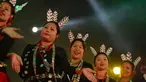 Peserta menampilkan tarian di hari terakhir Festival Tawang di perbatasan Indo-China, utara timur negara bagian Arunachal Pradesh, India (23/10). Berlangsung tiga hari, festival ini mempromosikan budaya dan tradisi setempat. (AFP/ Tauseef Mustafa)