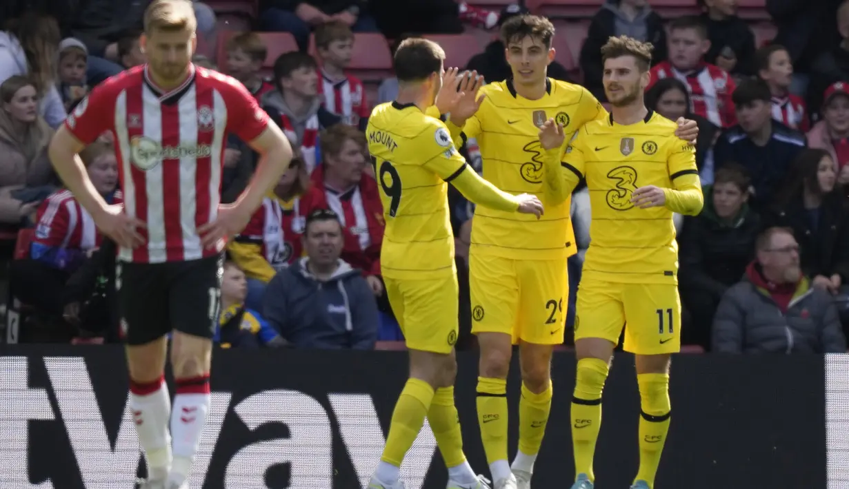 Penyerang Chelsea, Kai Havertz (tengah kanan) berselebrasi usai mencetak gol ke gawang Southampton pada pertandingan lanjutan Liga Inggris di Stadion Saint Mary di Southampton, Sabtu (9/4/2022). Chelsea menang telak atas tuan rumah Southampton 6-0. (AP Photo/Frank Augstein)