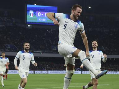 Pemain Timnas Inggris, Harry Kane melakukan selebrasi setelah mencetak gol kedua timnya melalui tendangan penalti saat Kualifikasi Euro 2024 melawan Italia di Stadion Diego Armando Maradona, Napoli, Italia, Jumat (24/03/2023) WIB. The Three Lions sukses meraih kemenangan 2-1. (AP Photo/Lapresse/Alessandro Garofalo)