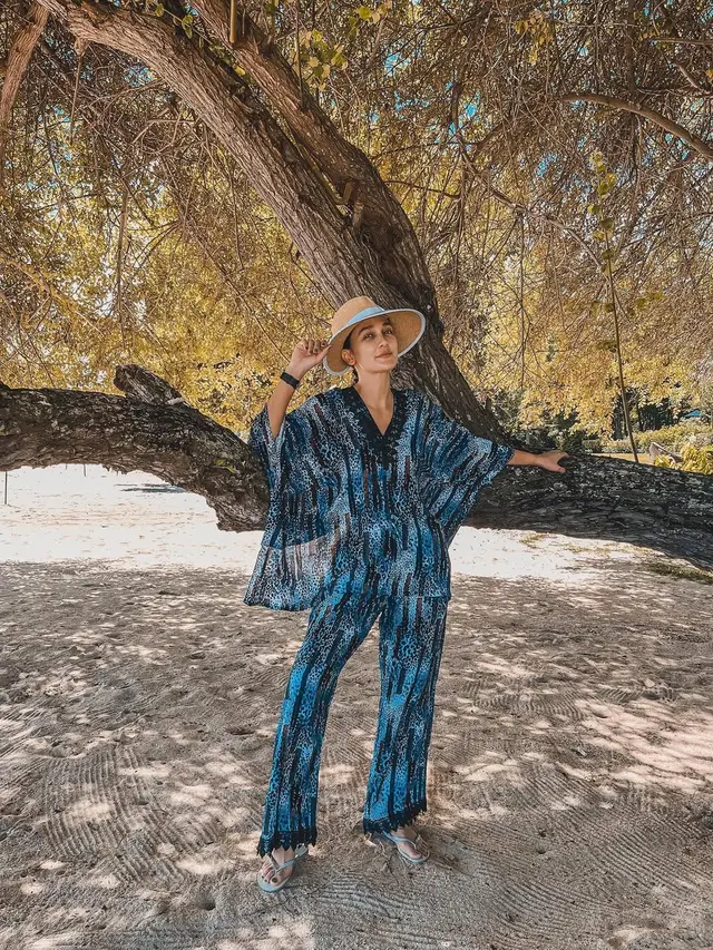 Inspirasi Outfit dengan Sandal ala Luna Maya (Foto: ChatGPT)