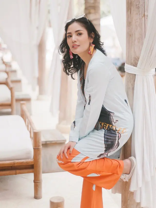 [Bintang] Selain Enak, Makanan Ini Juga Kelihatan Fashionable Dipakai Nindy Ayunda, Berani Coba?