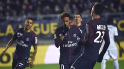 Pemain Paris Saint-Germain (PSG), Neymar berselebrasi setelah berhasil mengeksekusi penalti ke gawang SC Amiens pada laga Piala Liga Prancis di Stade de la Licorne, Rabu (10/1). PSG lolos ke semifinal usai menang dengan skor 2-0. (FRANCOIS LO PRESTI/AFP)