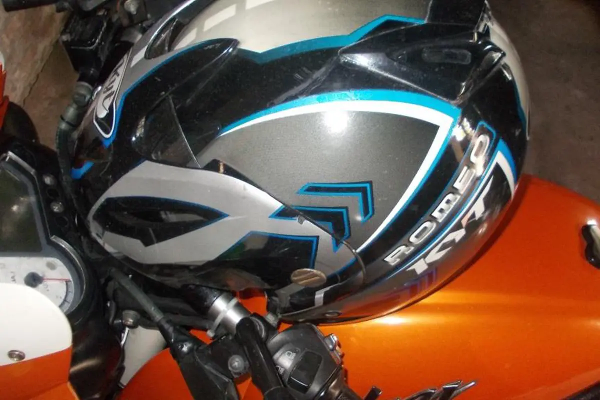 Helm di Atas Tangki Motor