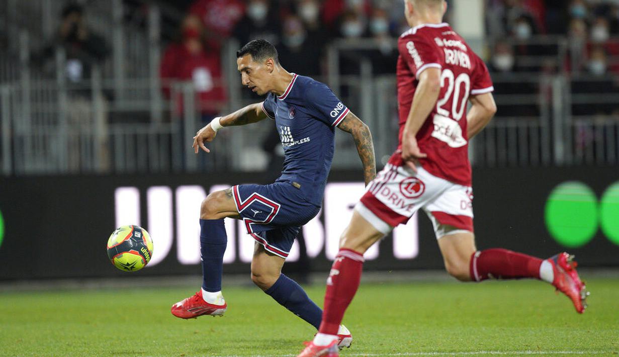 Lionel Messi tak sendiri, selain bersama keluarganya ternyata La Pulga juga mengajak Neymar. Keduanya berencana akan makan malam di rumah Luis Suarez, mantan rekan mereka di Barcelona. (Foto: AP/Daniel Cole)