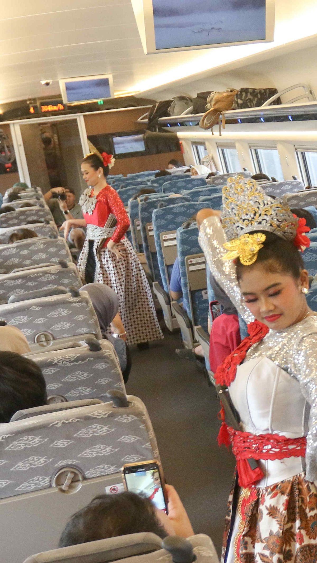 Para penari menampilkan tarian Bajidor Kahot dan Kembang Selaras selama perjalanan Kereta Cepat Whoosh.&nbsp;Foto: Liputan6.com/Herman Zakharia