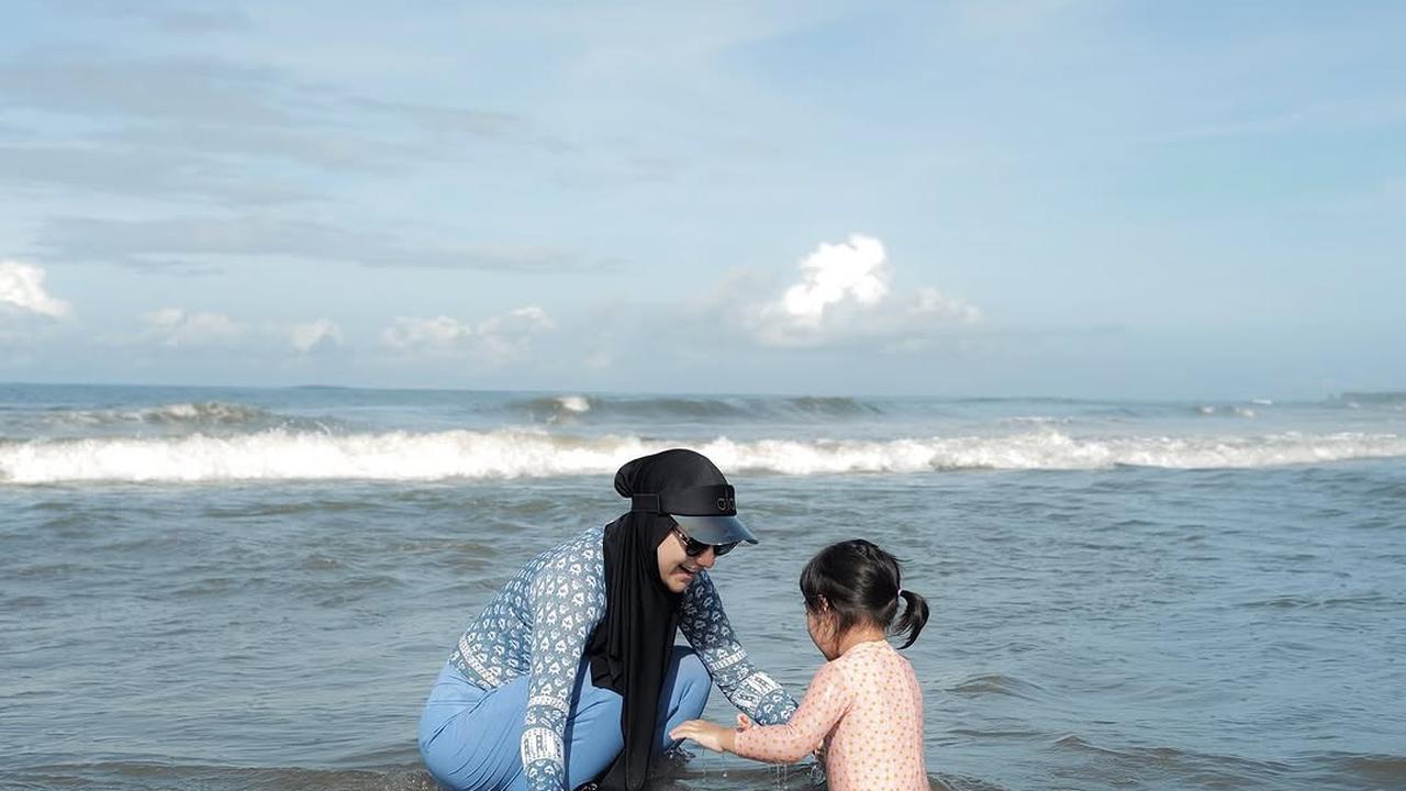 7 Potret Irish Bella Ajak Main Anak di Pantai, Tak Lupa Foto Bareng Suami Tercinta