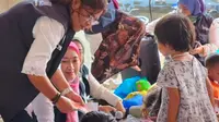 Dinsos Jakarta Beri Bantuan Psikososial bagi Anak-anak dan Ibu-ibu Penyintas Banjir di Semper Barat