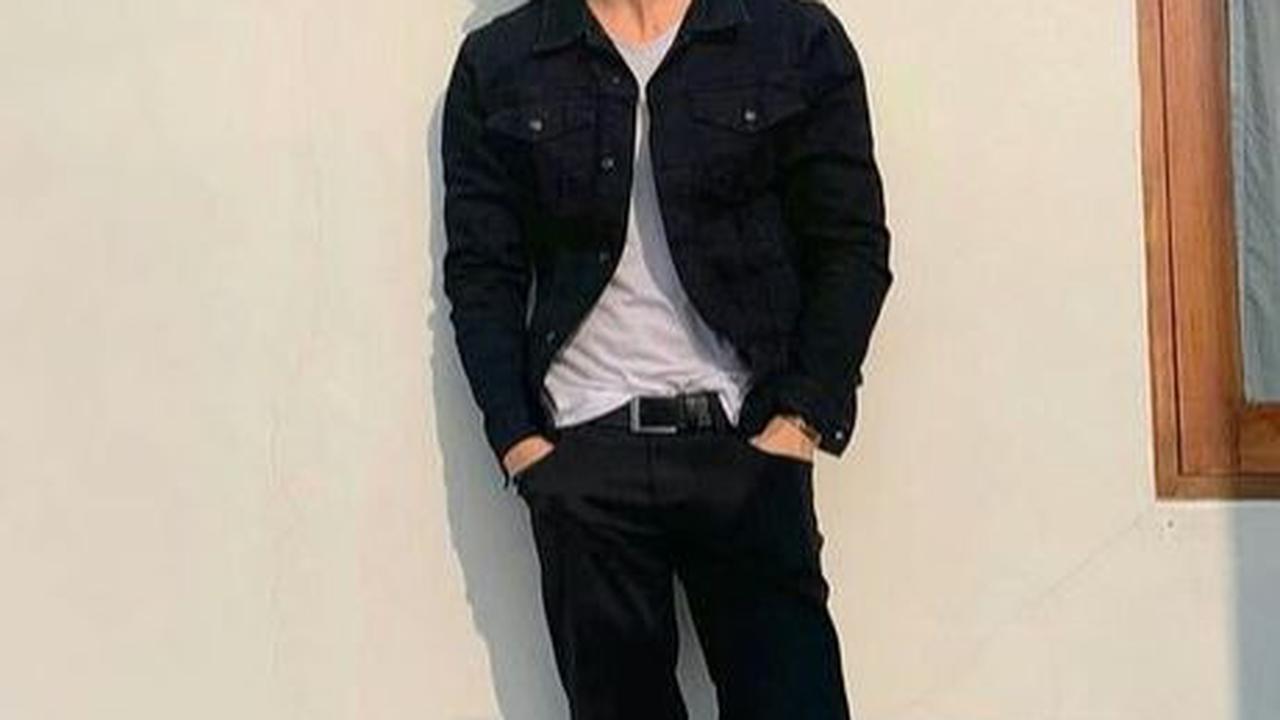 <b>Kombinasi Kemeja Hitam sebagai Outer dengan Kaos Polos</b>