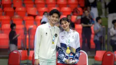 Pevoli Indonesia Alfin Daniel Pratama (kiri) berfoto bersama dengan kekasihnya yang juga penerjemah Timnas voli putra Thailand, McEntee Catherine, di di Stadion Indoor Hua Mak, Jumat (19/12/2025). Pasangan pevoli Indonesia, Alfin Daniel Pratama dan penerjemah timnas voli putra Thailand, McEntee Catherine kedapatan saling memberikan dukungan usai laga sengit final voli putra SEA Games 2025 di Stadion Indoor Hua Mak, Jumat (19/12/2025). (Bola.com/Bagaskara Lazuardi)