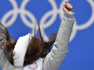 Alina Zagitova berselebrasi merayakan kemenangannya usai menjuarai figure skating putri selama Olimpiade Musim Dingin Pyeongchang 2018 di Pyeongchang Medals Plaza (23/2). Alina Zagitova meraih emas dengan skor 239.57. (AFP Photo/Dimitar Dilkoff)