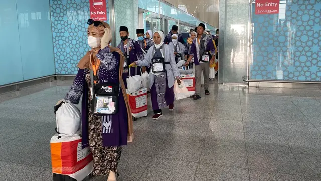 Sebanyak 393 jemaah asal embarkasi Jakarta Pondok Gede (JKG) tiba di Bandara Amir Muhammad bin Abdul Aziz (AMAA), Madinah, Arab Saudi, Jumat (2/5/2025).