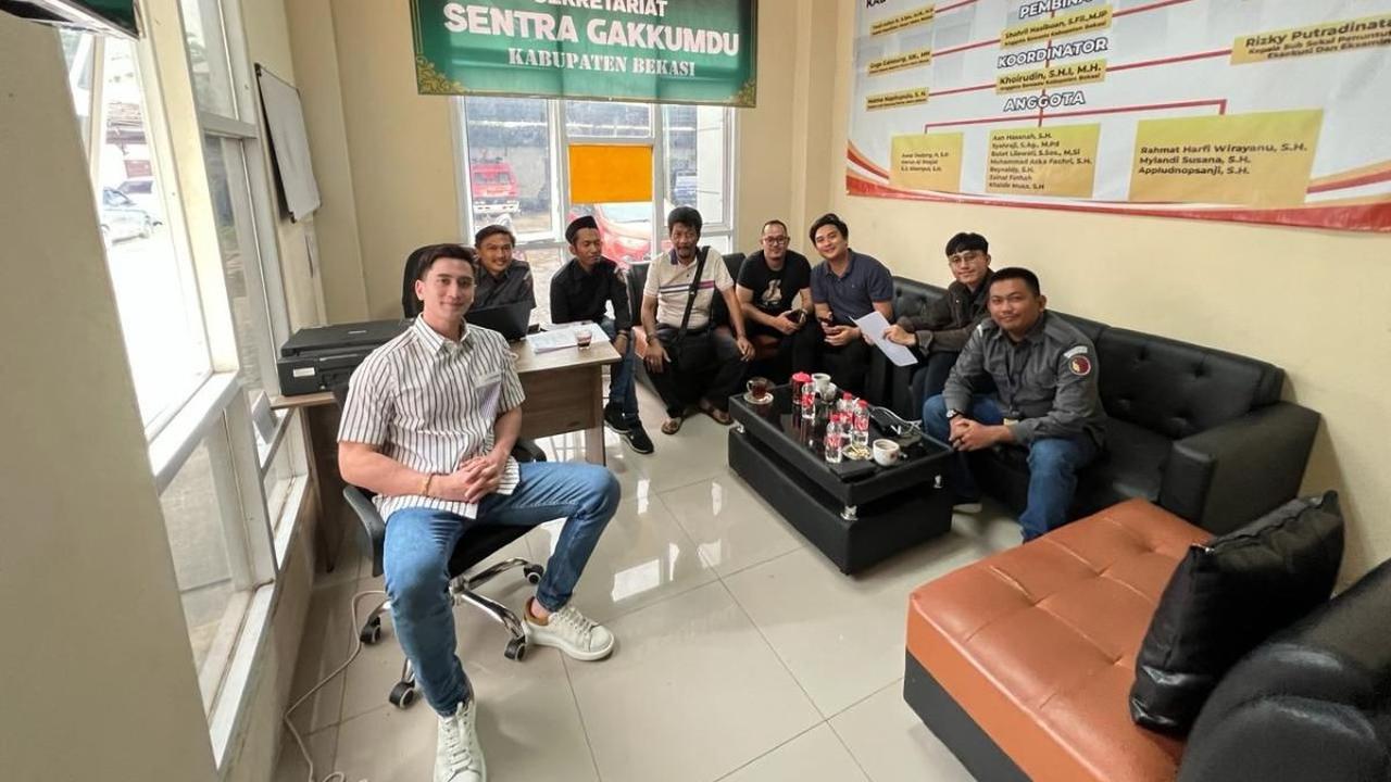 Verrell juga mengatakan, jika mengacu pada Pasal 280 ayat 1 huruf h Undang-Undang Pemilu, pelarangan ini baru diberikan jika menggunakan fasilitas tempat ibadah.&nbsp;