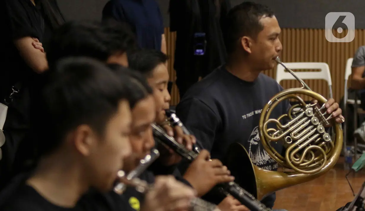 Sejumlah remaja berlatih orchestra untuk persiapan penampilan konser A Night of Light di Gripastudio, Jakarta, Sabtu (4/11/2023). (Liputan6.com/Herman Zakharia)