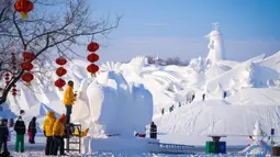 Kontestan mengerjakan pahatan salju dalam kompetisi pahatan salju Harbin ke-25 di taman Pameran Seni Pahatan Salju Internasional Pulau Matahari di Harbin, Provinsi Heilongjiang, China, 12 Januari 2020. Kontestan dari 10 negara dan kawasan berpartisipasi dalam kompetisi tersebut. (Xinhua/Wang Song)