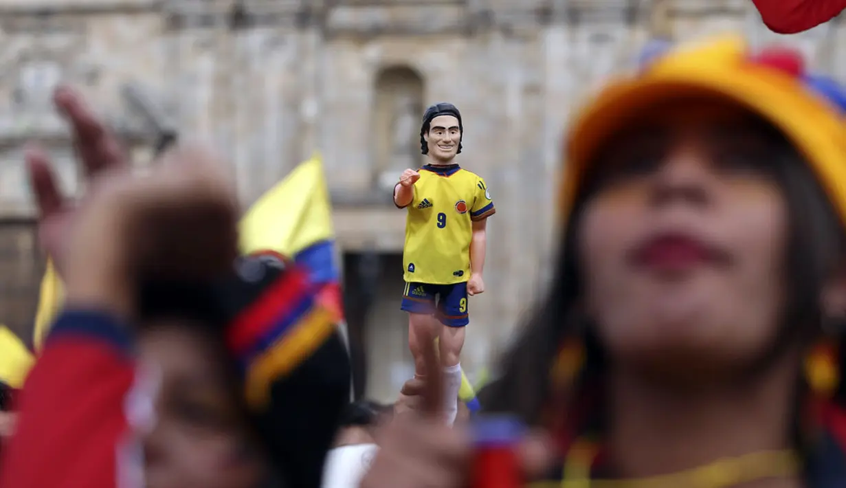 Patung Radamel Falcao, berada ditengah ribuan warga Kolombia yang menyaksikan laga tim asuhan Jose Pekerman bertanding lawan Uruguay di Bolivar Square, Bogota, (28/6/2014). (REUTERS/John Vizcaino)
