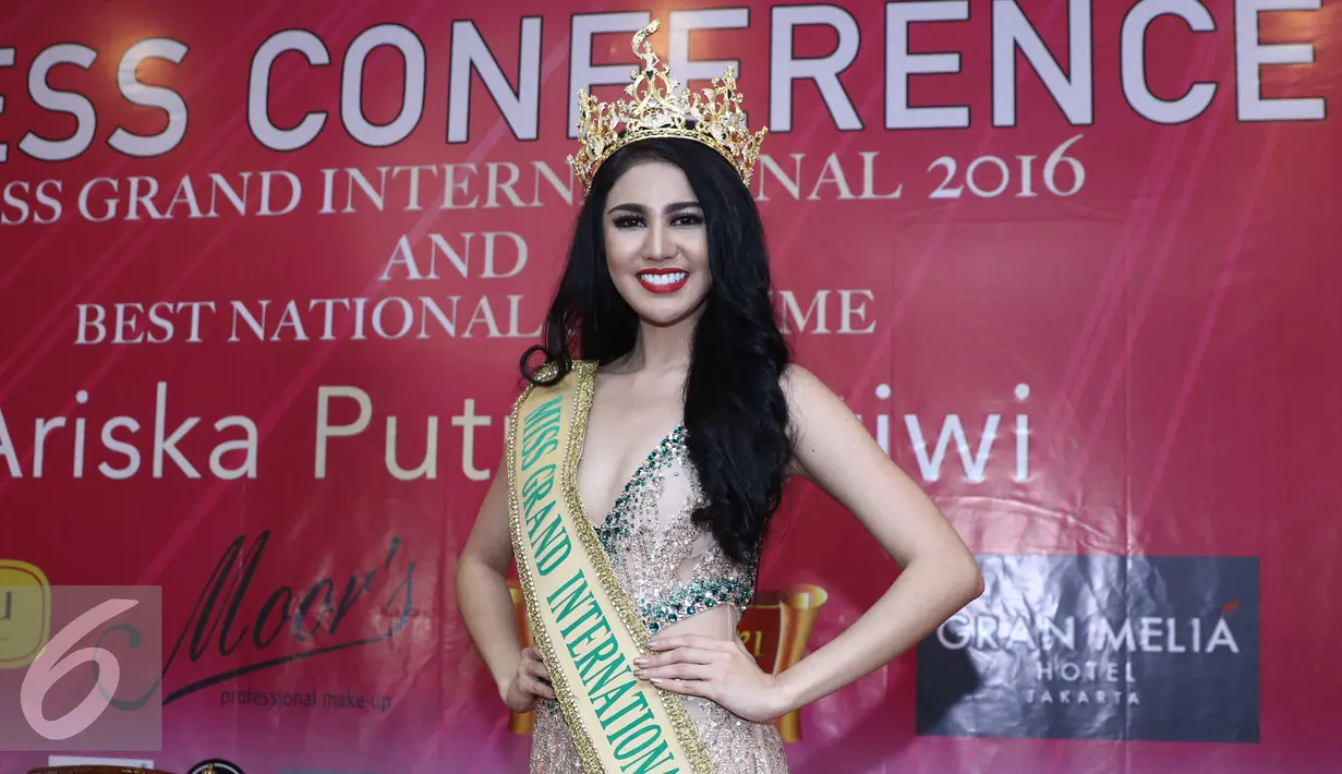 Miss Grand International 2016, Ariska Putri Pertiwi berpose usai mengisi acara di kawasan Menteng, Jakarta, Senin (21/11). Sebagai Miss Grand International 2016, ia mengkampanyekan misi Stop the War and Violence. (Liputan6.com/Herman Zakharia)
