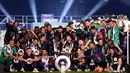 Para pemain Paris Saint-Germain merayakan dengan trofi juara Ligue 1 Prancis di stadion Parc des Princes, Paris pada 12 Mei 2024. (FRANCK FIFE/AFP)