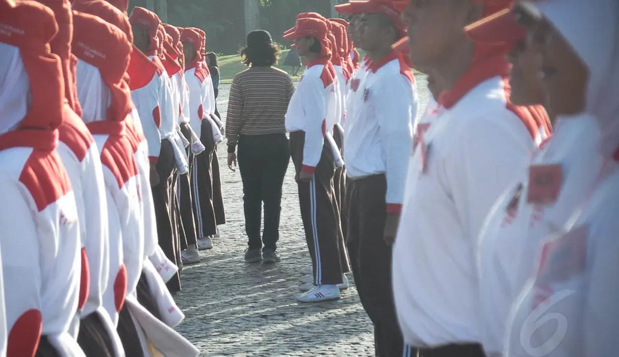 Seorang instruktur terlihat memeriksa kerapihan para Paskibraka ini dalam melaksanakan latihan yang diberikan, Jakarta, Kamis (7/8/2014) (Liputan6.com/Faizal Fanani)