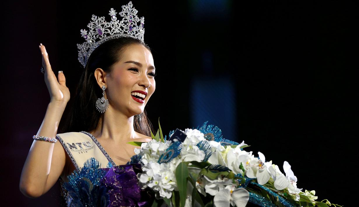 Kontestan Kecantikan, Jiratchaya Sirimongkolnawin tersenyum senang usai dinobatkan sebagai pemenang Miss Tiffany Universe 2016, Pattaya, Thailand, (14/5). Kontes ini diikuti sekitar 100 orang peserta dari seluruh Thailand. (REUTERS/Athit Perawongmetha)