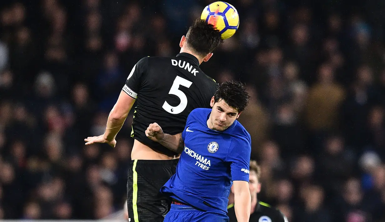Pemain Chelsea, Alvaro Morata berduel dengan pemain Brighton,  Lewis Dunk (kiri) pada laga Premier League di Stamford Bridge, London, (26/12/2017). Chelsea menang 2-0. (AFP/Glyn Kirk)