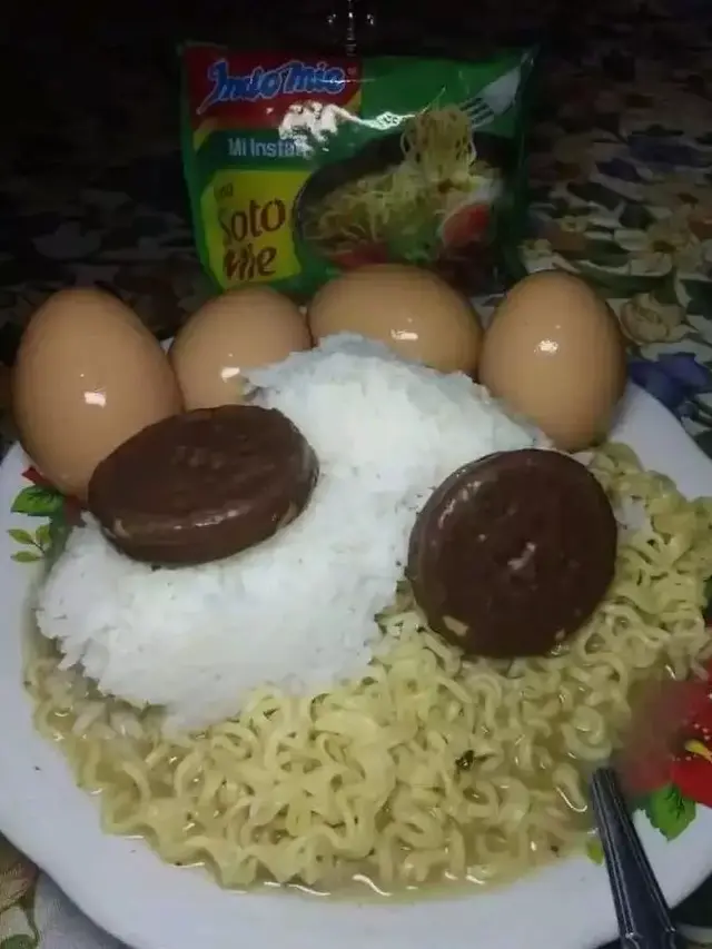 6 Potret Nyeleneh Mi Kuah Pakai Topping Wafer dan Biskuit, Disebut Sekte Baru